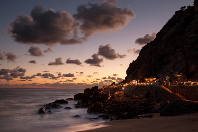 El Farallon: Ένα εστιατόριο στο Μεξικό σμιλεμένο στους βράχους ηλιοβασίλεμα