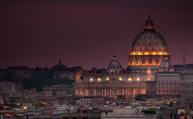 Ρώμη: Η αιώνια πόλη φωτισμένη τη νύχτα