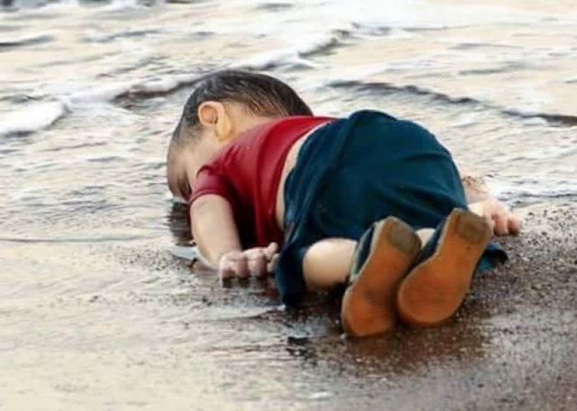 Φωτογραφία από νεκρό παιδί στο Αιγαίο