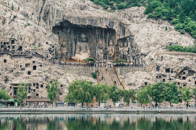 Τα αρχαία σπήλαια Longmen στην Κίνα